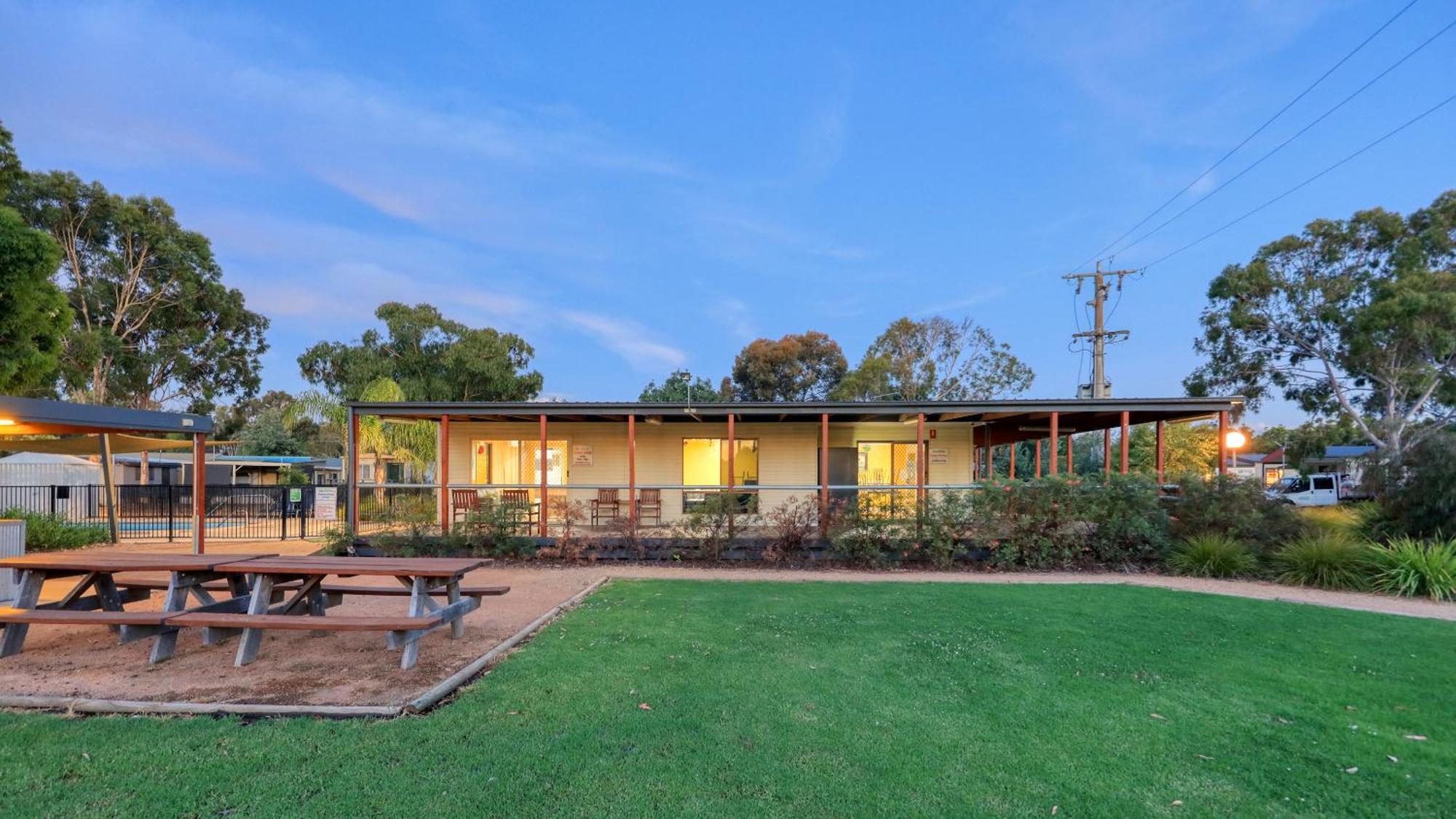Yarrawonga Riverlands Tourist Park 外观 照片